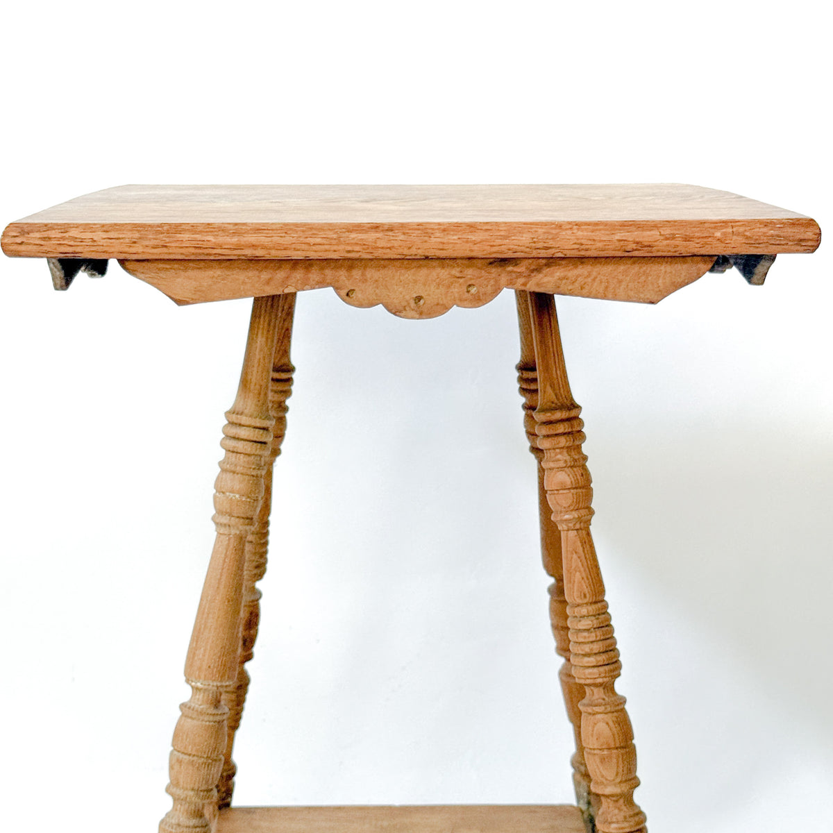 Turned Leg Wooden Parlor Side Table, circa 1900s