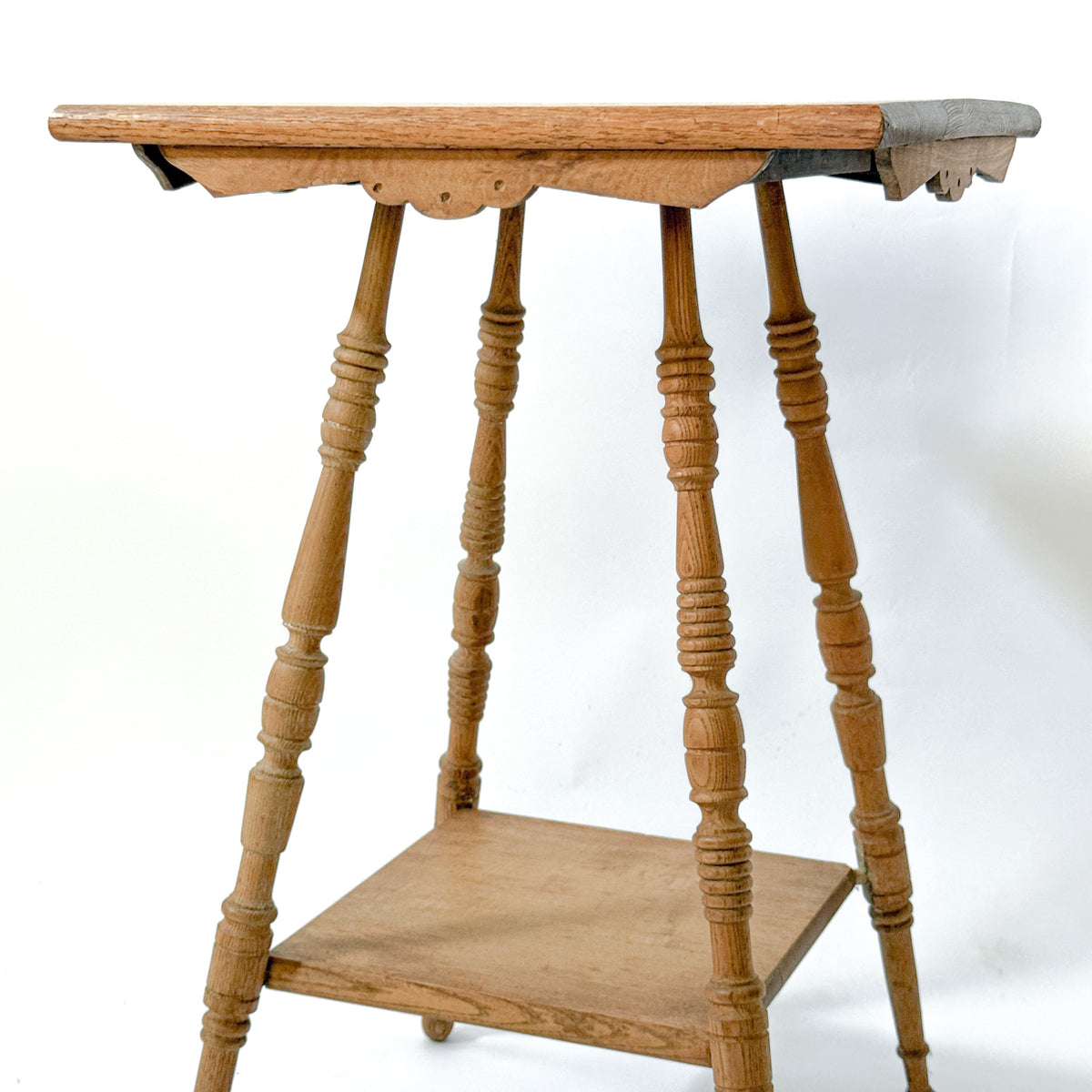 Turned Leg Wooden Parlor Side Table, circa 1900s