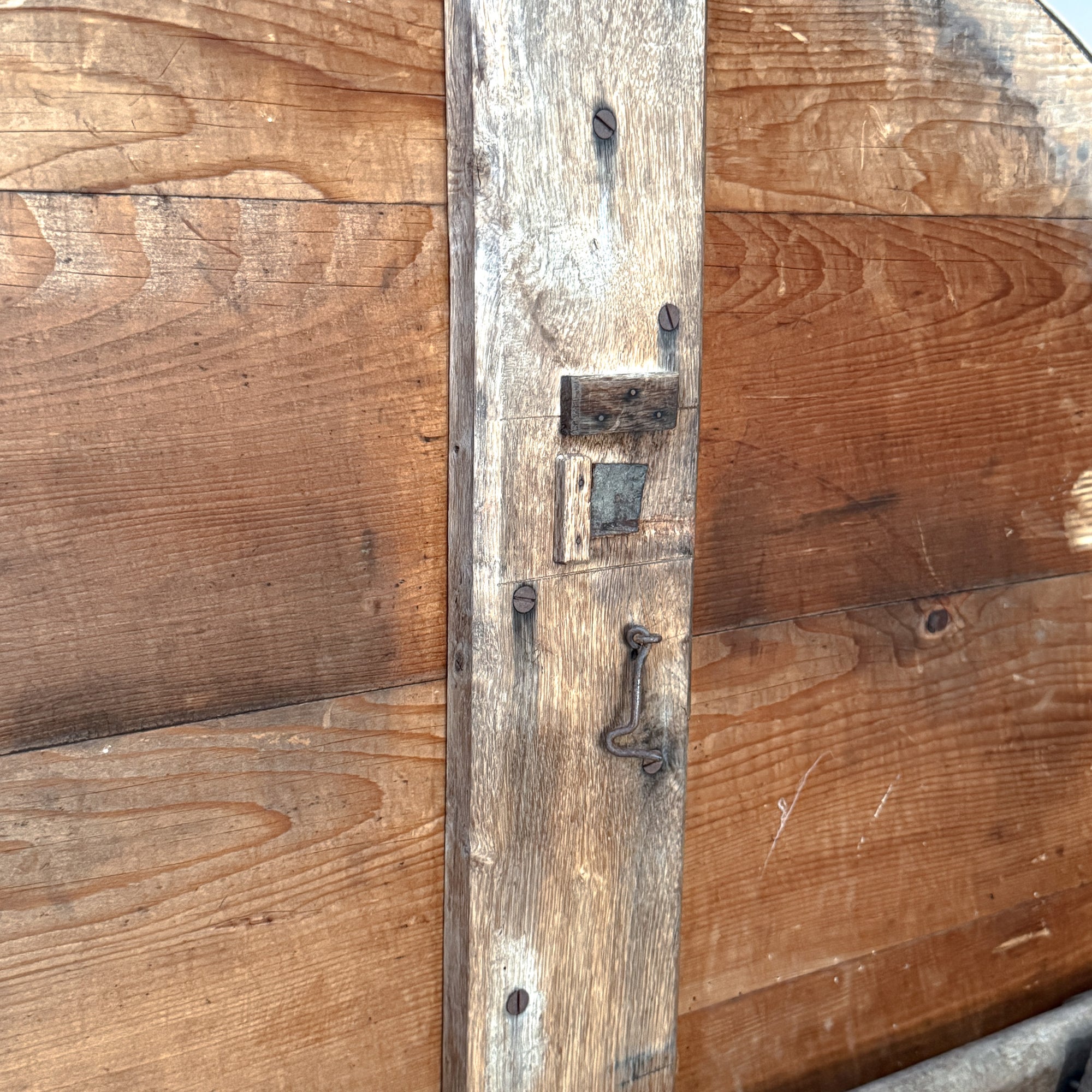 Round Folding French Vineyard Table