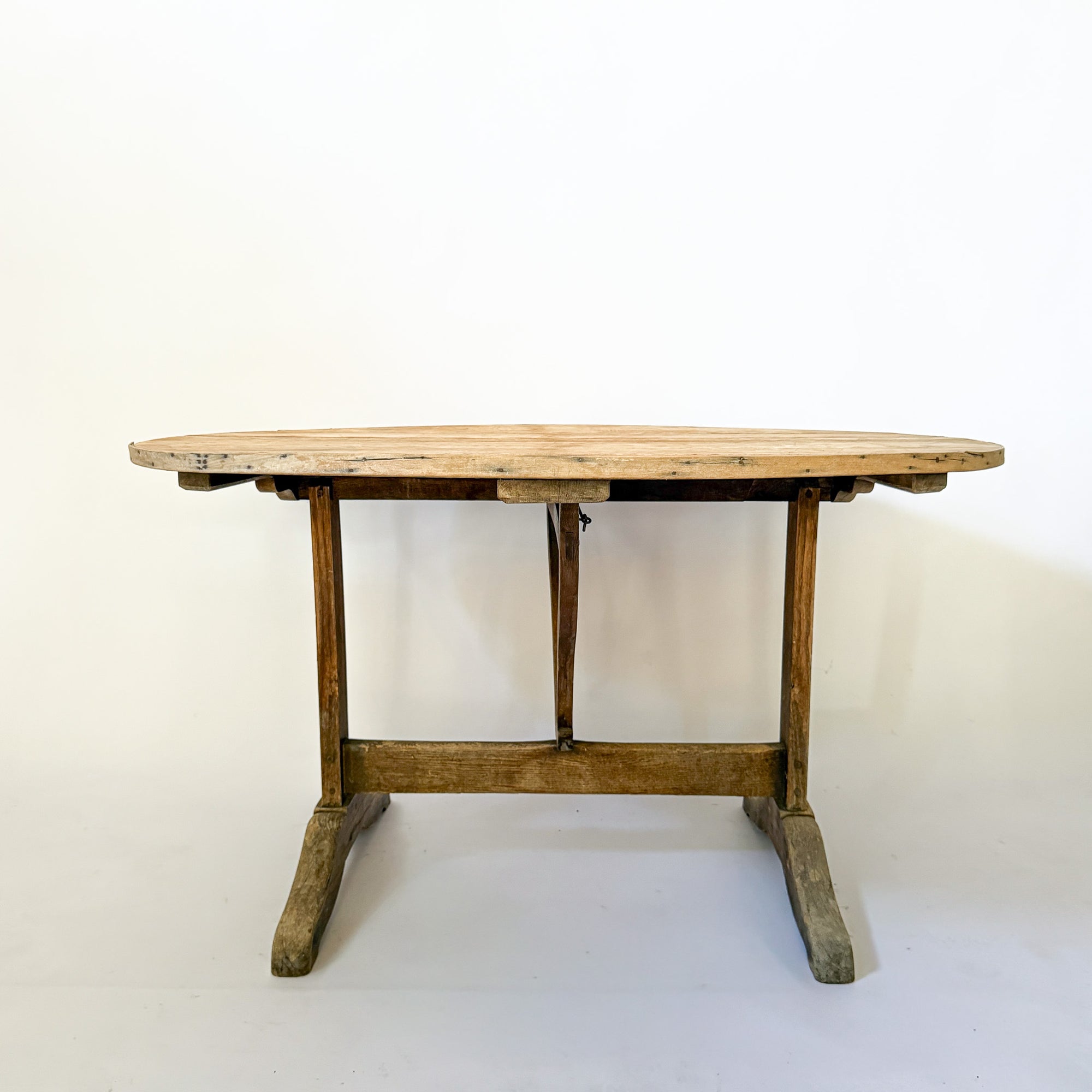 Round Folding French Vineyard Table