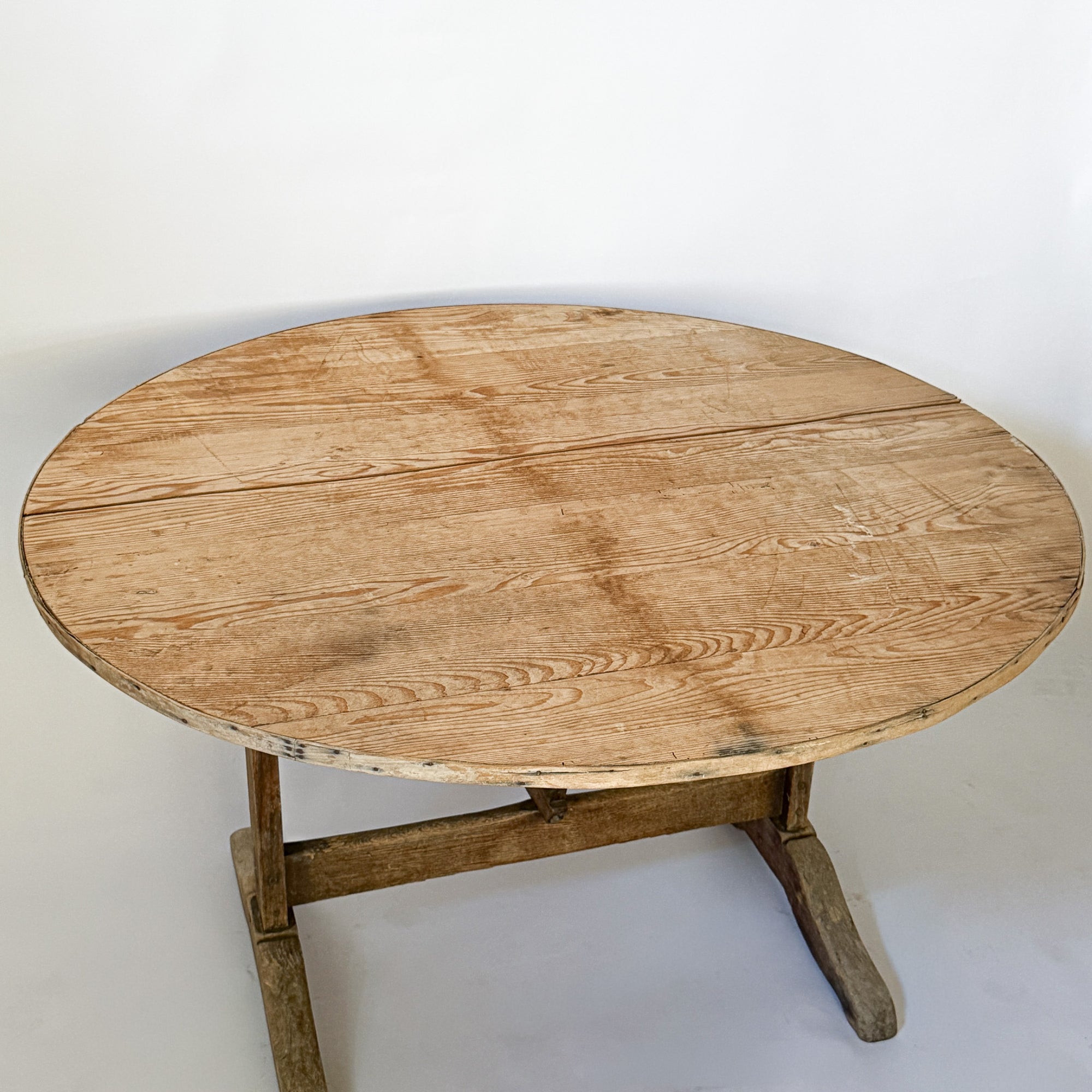 Round Folding French Vineyard Table